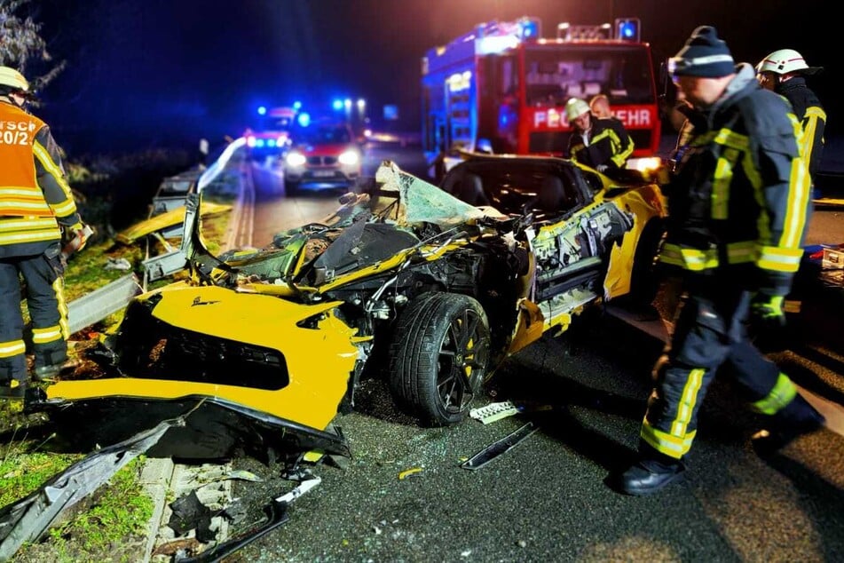 Helfer stehen nach einem Unfall an der schwer beschädigten Corvette C7 auf der Autobahn 67 bei Lorsch (Südhessen).