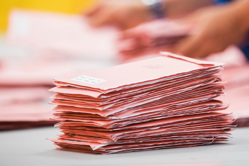 Wahlhelfer sortieren die Wahlbriefe mit den abgegebenen Stimmen – zwischen Erststimme und Zweitstimme gibt bei einer Bundestagswahl große Unterschiede.
