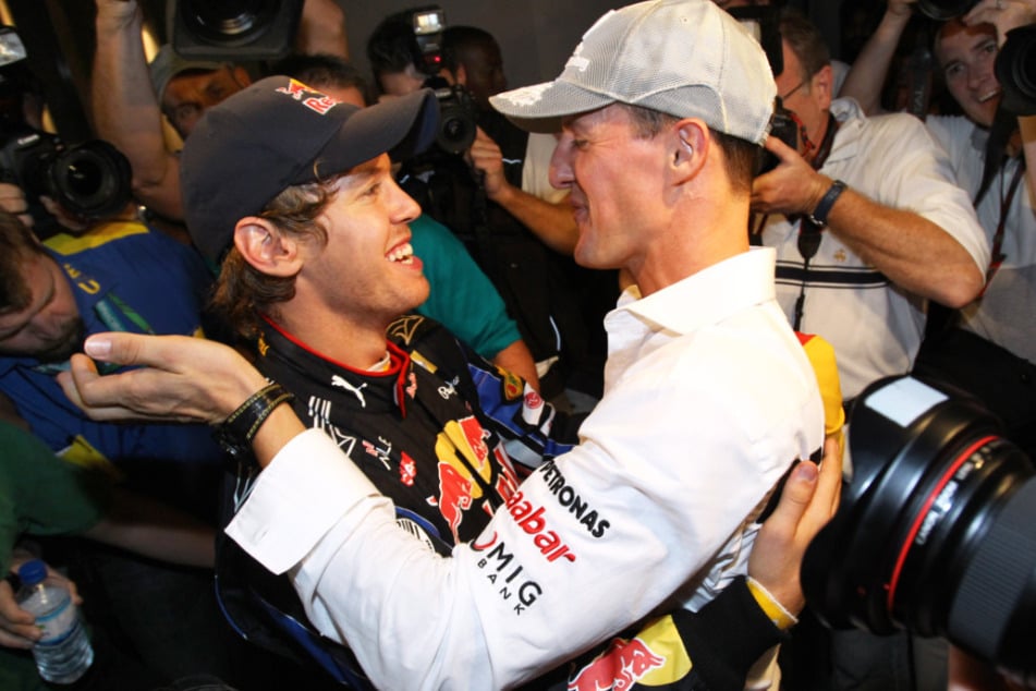 Sebastian Vettel (39) darf vor dem Rennen in Monza einen der alten Boliden von Kumpel Michael Schumacher (57) um den Parcours fahren.