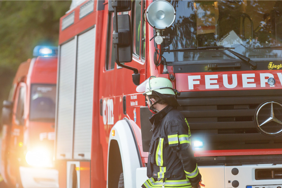 Etliche Einsatzkräfte der Feuerwehr sind derzeit vor Ort und löschen das Feuer an der Düsseldorfer Schule. (Symbolbild)