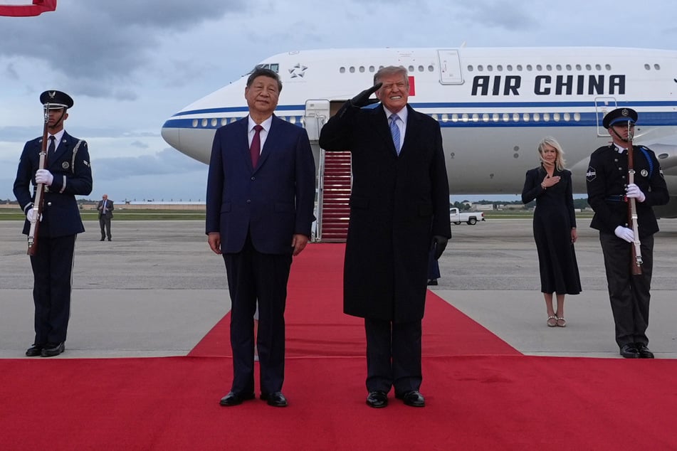 Verrät dieses verkniffene Gesicht, dass es um US-Präsident Donald Trump (80, r.) gesundheitlich schlecht bestellt ist? Sein Amtskollege aus China, Xi Jinping (73), denkt sich seinen Teil.