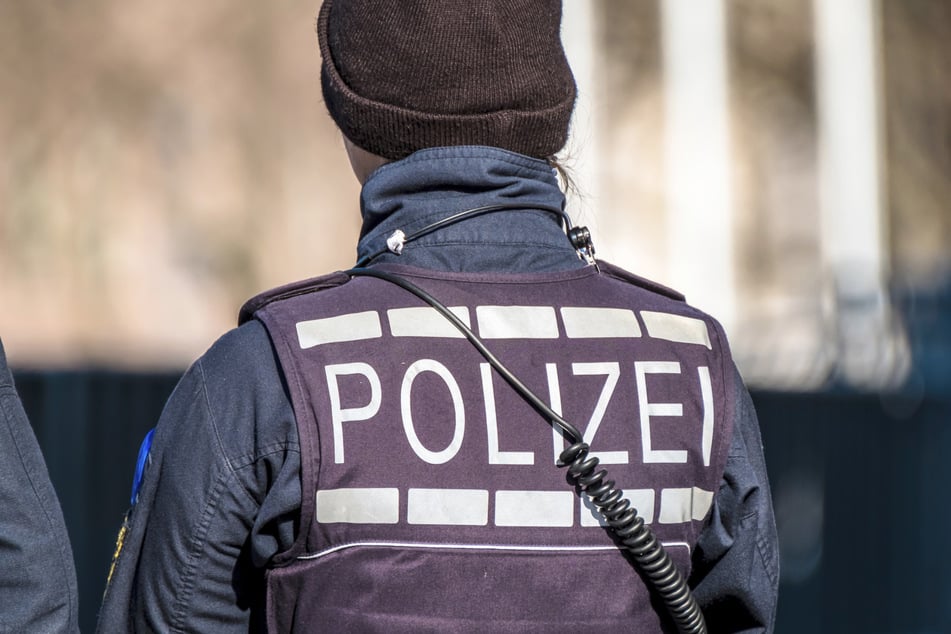 Die Polizei löste die Veranstaltung auf. Das kam nicht bei allen Teilnehmern gut an. (Symbolbild)