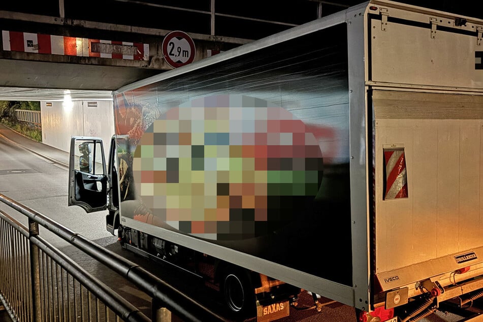 Der Lkw sorgte mit dem Feststecken für Chaos bei der Deutschen Bahn.