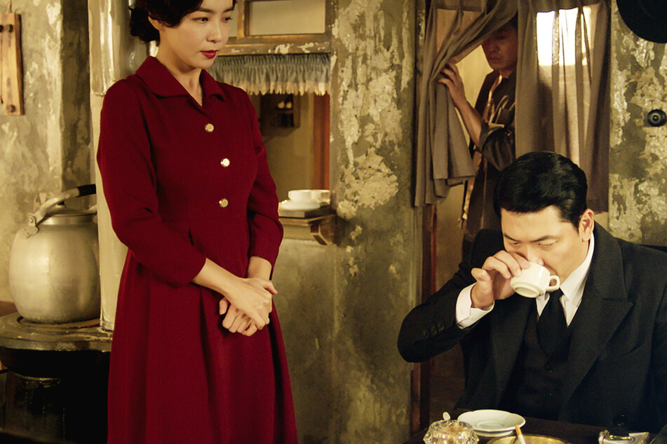 Madame Jang Sun-Hwa (Park Sun-Young, 45, l.) bewirtet Kim Ki-Chae (Kim Sang-Kyung, 49) im orientalischen Teehaus.