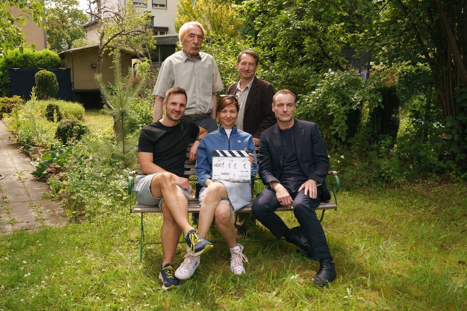 Der neue "Tatort" aus Berlin wird Anfang 2027 ausgestrahlt. Mit dabei (v.l.): Kameramann Thomas Schiller, Axel Werner (81), Regisseurin Mira Thiel, Boris Aljinovic (59) und Mark Waschke (54).