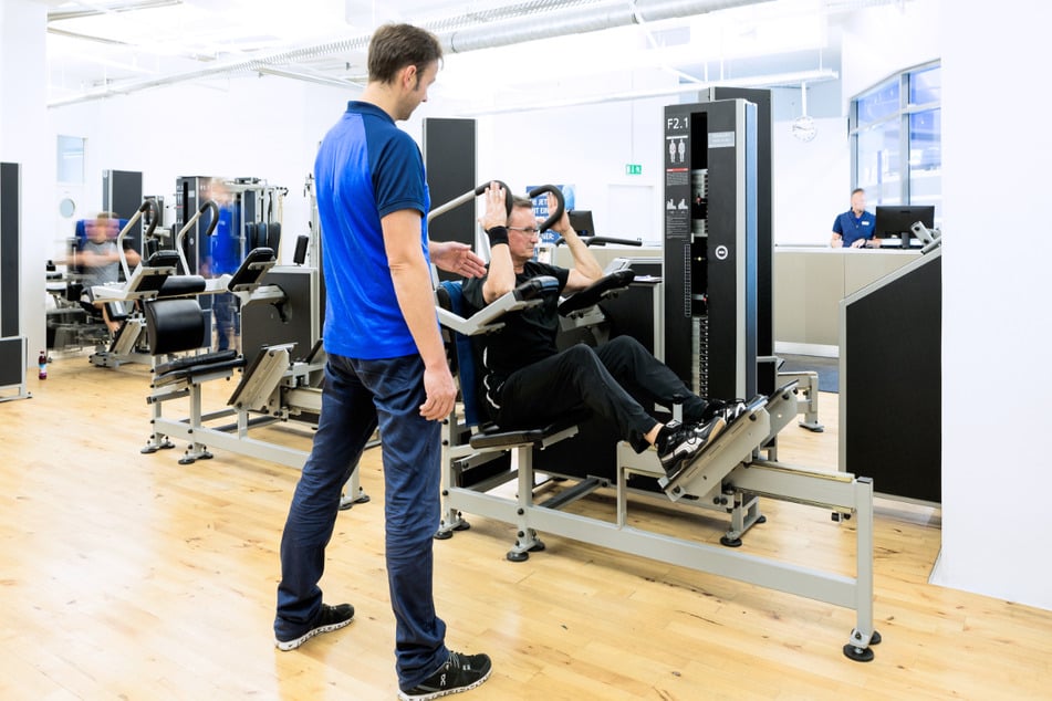 Bekannte Fitnesskette hilft Dir, wenn der Rücken schmerzt