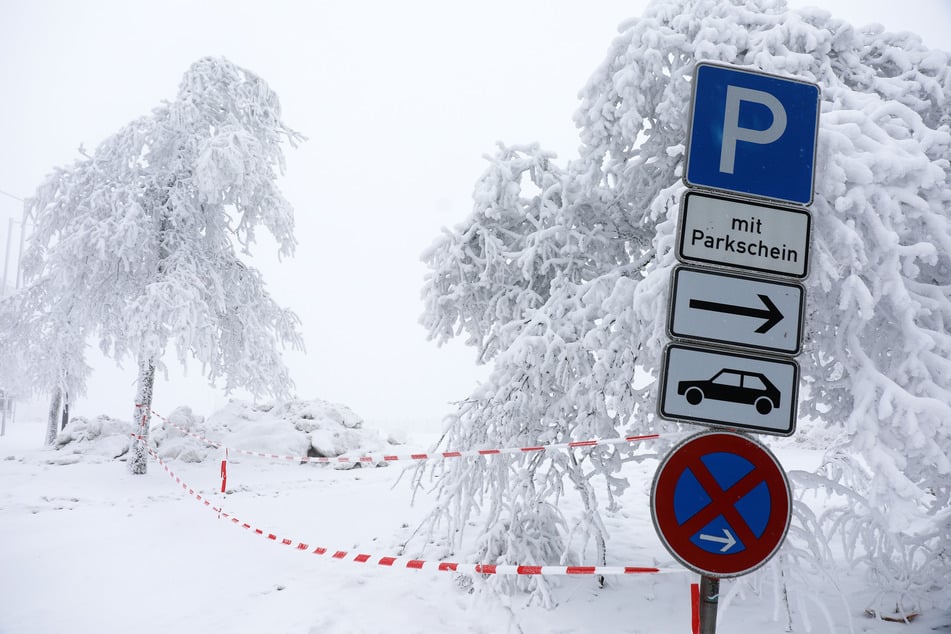 Im Sauerland und in der Eifel bereiten sich Polizei und Ordnungsämter - trotz gesperrter Pisten - auf einen erneuten Touristenansturm vor.