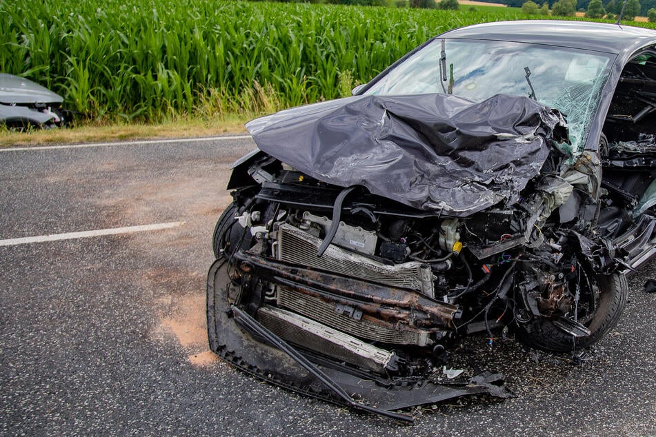 Frontal-Crash auf Bundesstraße: Frau eingeklemmt - Rettungshubschrauber im Einsatz
