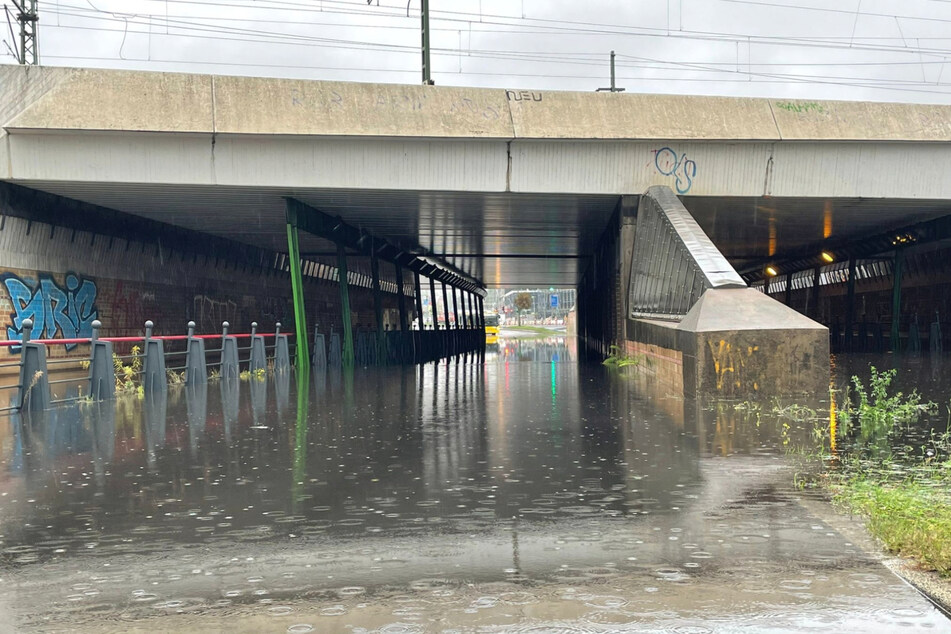 Berlin: Überflutete Straßen: Berliner Feuerwehr ruft Ausnahmezustand Wetter aus!