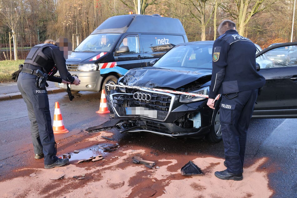 Dieser Audi krachte am Montagmorgen auf der Theaterstraße in Chemnitz mit einer Baumaschine zusammen.