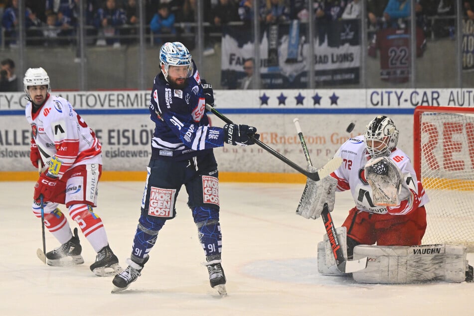 Travis Turnbull (M.) netzte gegen ETC-Goalie Florian Mnich dreimal ein.