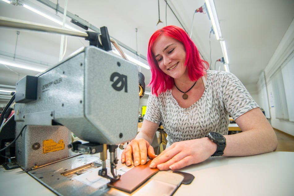 Sattlerin Nina Uhl (23) hat ein Händchen für die schöne Verarbeitung von Leder.