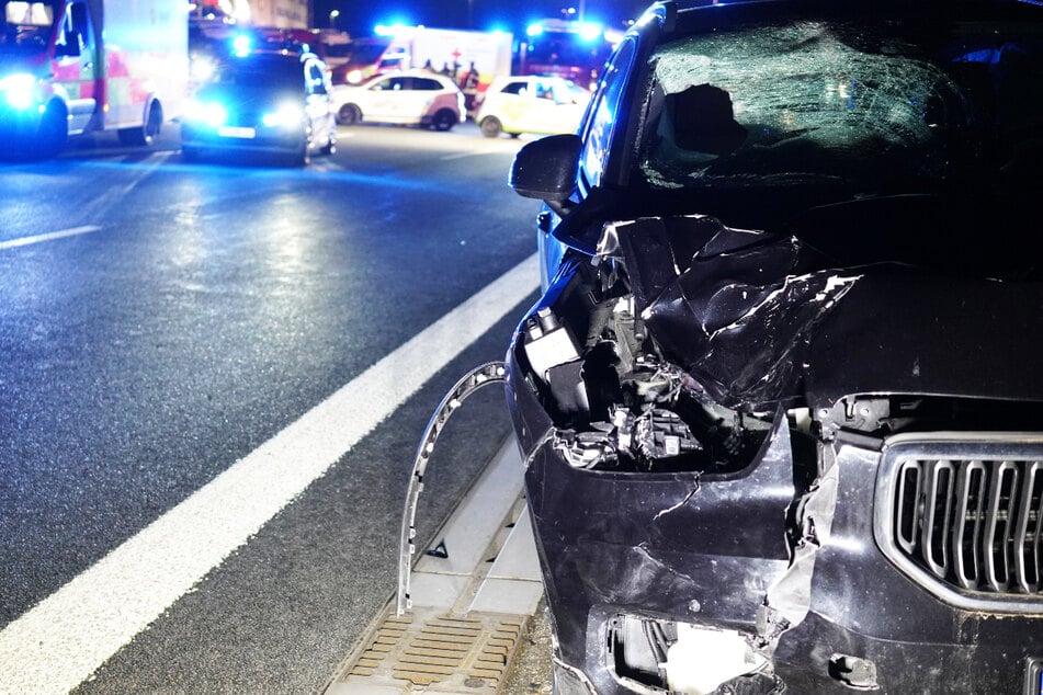 Der Volvo wurde bei dem Unfall an der Front beschädigt, der Wagen hatte den Fußgänger ungebremst erfasst.