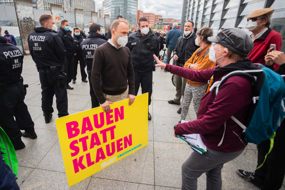 Berlins stellvertretender FDP-Landesvorsitzender Sebastian Czaja (37, M.) und Demo-Initiatorin Karin Baumert (r.) unterhalten sich am Rande einer Demonstration unter dem Motto "Gegen den Mietenwahnsinn".