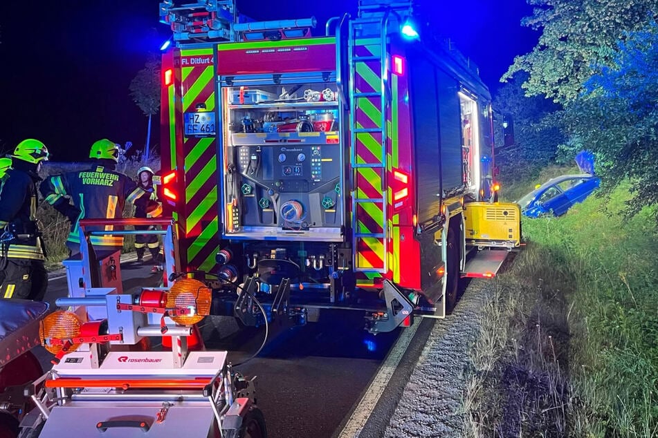 Feuerwehren umliegender Orte kümmerten sich um den eingeklemmten Fahrer (40).