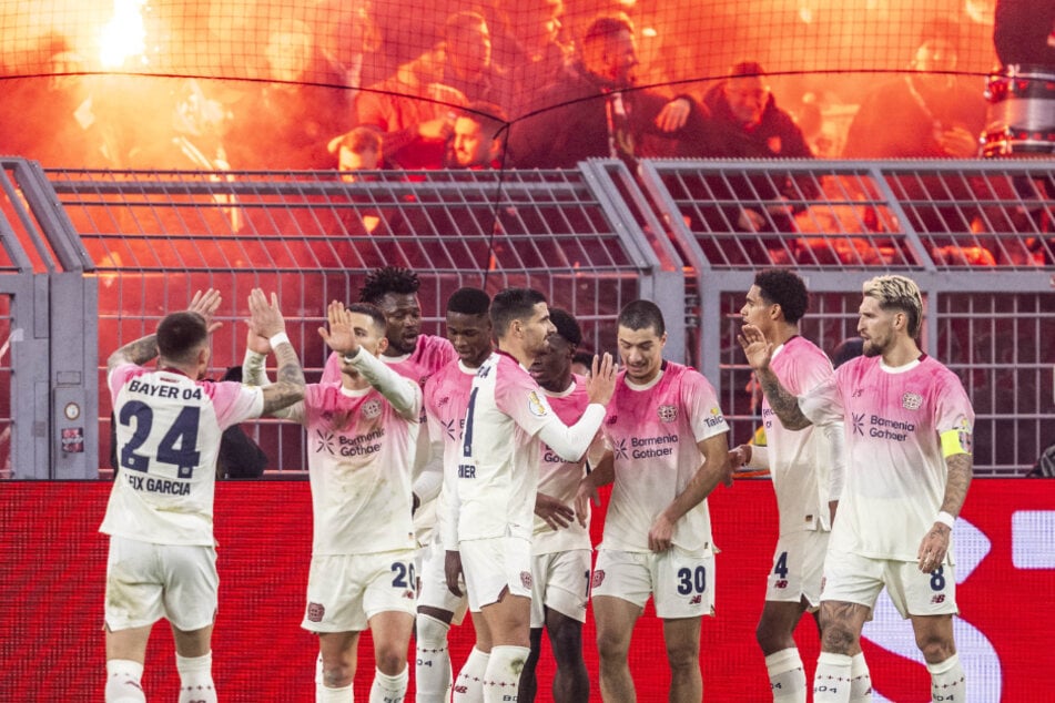 Die Bayer-Profis jubeln über den Treffer von Ibrahim Maza (3. v. r.) zur 1:0-Führung.