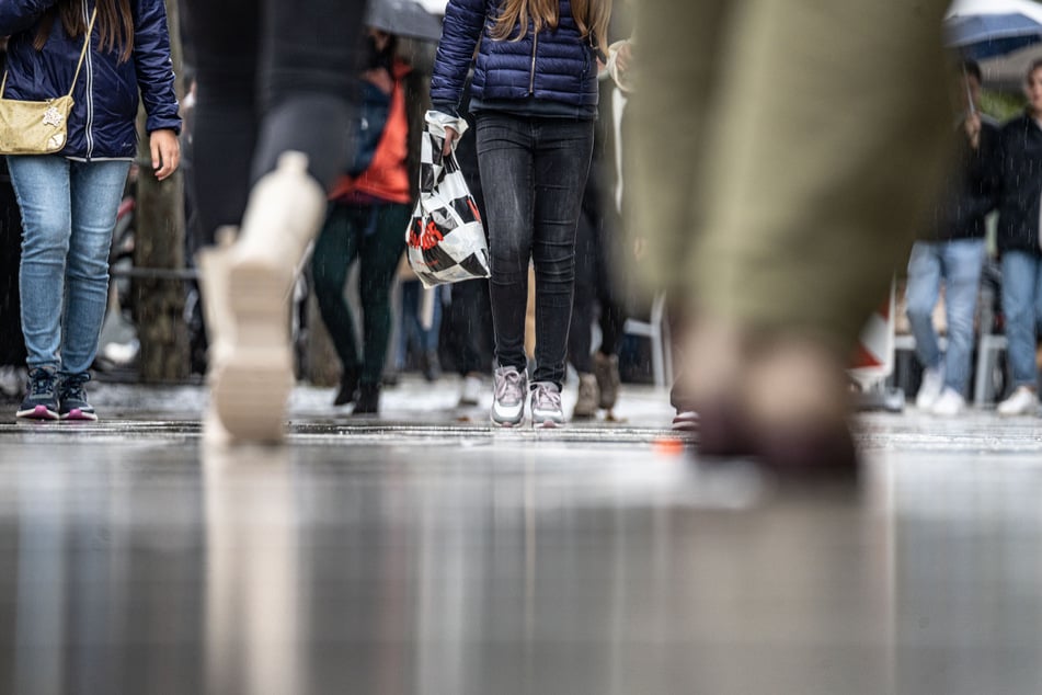 In Deutschland nimmt das Infektionsgeschehen nach wochenlanger Stagnation wieder etwas Fahrt auf.