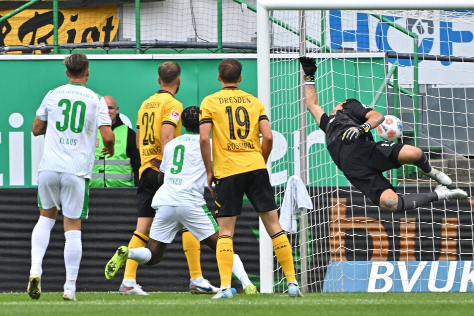 In Fürth war es die Anfangsphase mit zwei Gegentoren in den ersten neun Minuten, die für die Niederlage sorgte. Hier traf Felix Klaus (32, l.) zum 2:0 für die SpVgg.