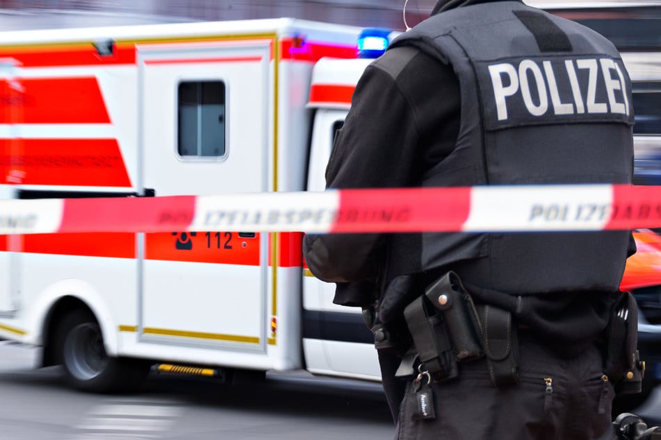 Ein 36-jähriger Mann wurde mit einer zerbrochenen Flasche schwer verletzt, die Frankfurter Polizei sucht Zeugen der Attacke. (Symbolbild)