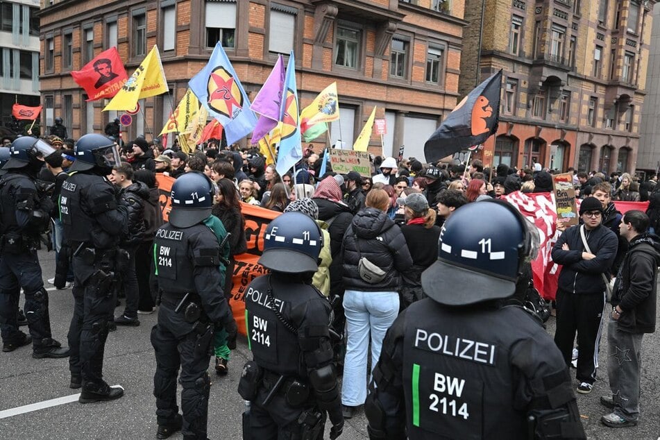 Teilnehmende sollen Pyrotechnik auf Polizisten geworfen haben.