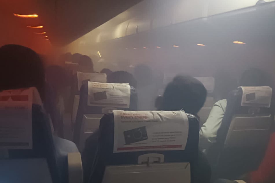 Ein Foto von einem der Passagiere zeigt, wie sich der dichte Rauch in der Kabine verbreitet hat. 25 Minuten lang mussten die Menschen in der stickigen Luft aushalten.