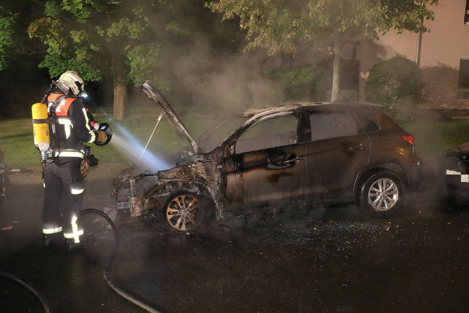 Trotz aller Bemühungen vonseiten der Feuerwehr brannte das Auto vollständig aus.