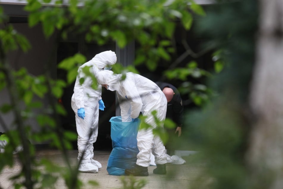 Ermittler nehmen Spuren vor der Wohnung des Angeklagten.