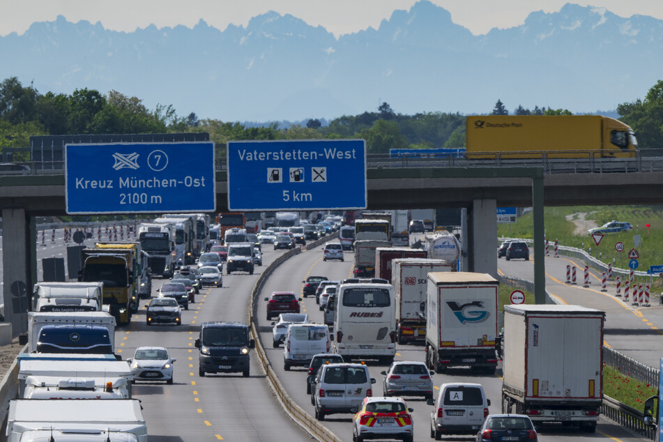 Dichter Verkehr auf der A99 östlich von München: Wer Richtung Berge will, braucht Geduld.