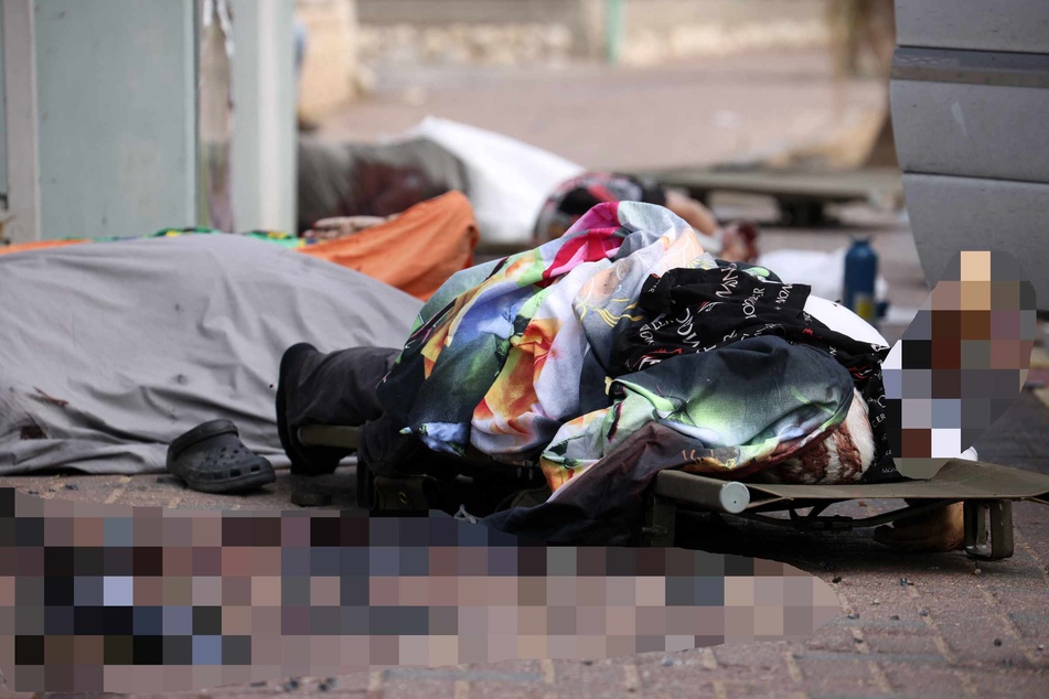 Ein getöteter Zivilist liegt auf einem Weg in der Stadt Sderot.