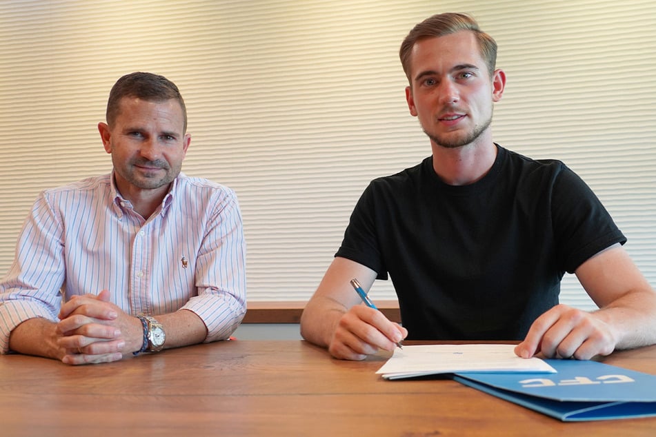 CFC-Sportchef Marc Arnold (51, l.) und Paul Küas (23) bei der Vertragsunterzeichnung. Küas wird ab sofort die drei Torhüter trainieren.