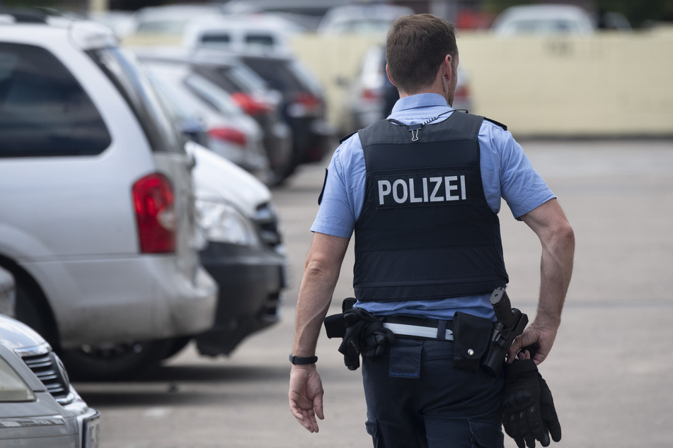 Die Polizisten suchten stundenlang nach dem Tatverdächtigen. (Symbolbild)