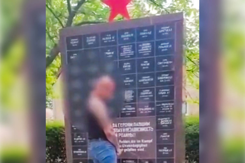 In dem Video ist deutlich zu erkennen, dass ein unbekannter Neonazi gegen das sowjetische Ehrenmal in Werneuchen uriniert.