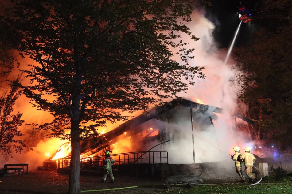 Im Britzer Garten brannte es lichterloh und rief die Einsatzkräfte auf den Plan.