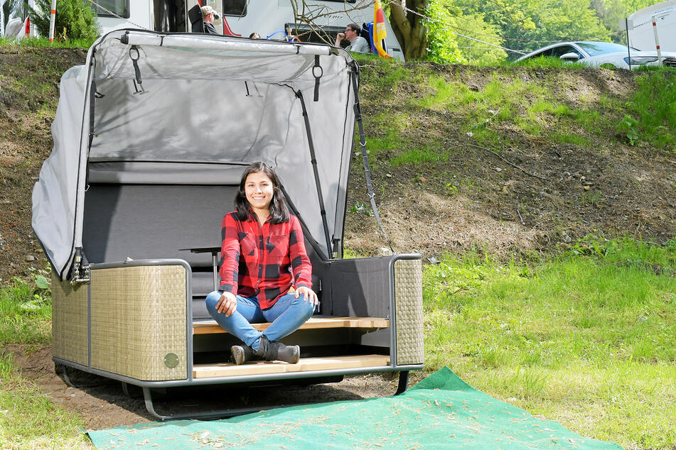 Campingplatz-Chefin Diana Blanco (33) zeigt, wie viel Platz in den Schlaf-Strandkörben ist. Den Blick auf die Elbe gibt's gratis zur Übernachtung dazu.
