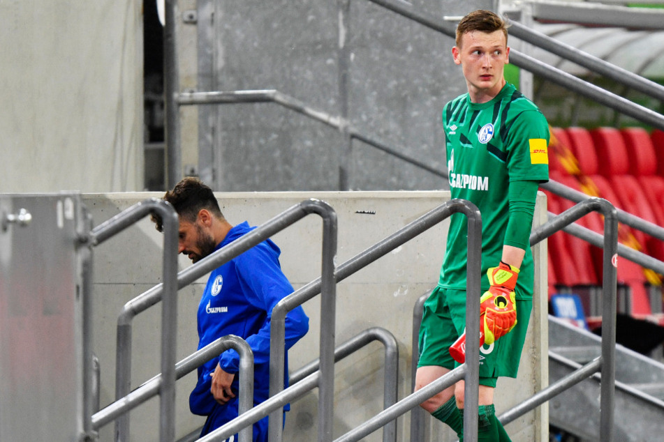 Sein letzter Kabinengang als Stammtorwart des FC Schalke 04? Markus Schubert (r.) wurde nach dem Düsseldorf-Spiel und vor der Bremen-Partie von Trainer David Wagner zur Nummer zwei degradiert.