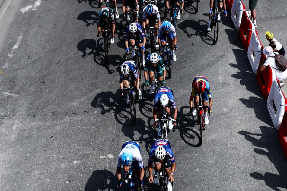 Das Fahrerfeld hat mehr als die Hälfte der diesjährigen Tour de France hinter sich gebracht.