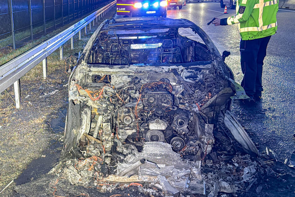 Das Wrack musste durch eine Spezialfirma abgeschleppt werden.