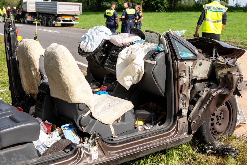 Auf der Bundesstraße bei Kaufbeuren in Bayern waren ein Auto und ein Lastwagen kollidiert.