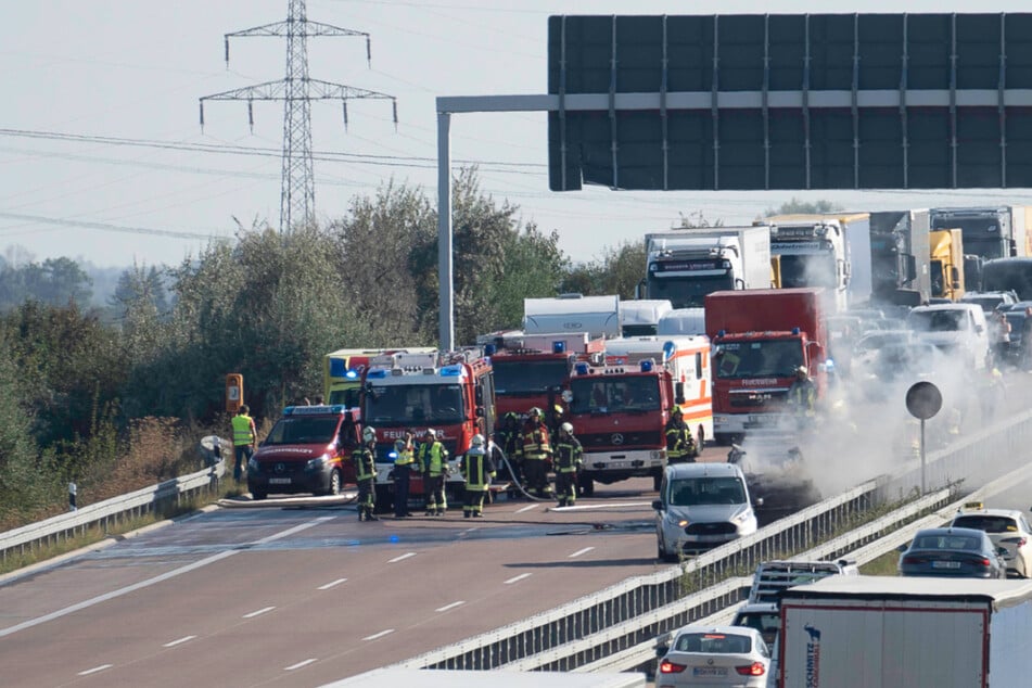 Audi und Opel lichterloh in Flammen: A9 nach Crash mehrere Stunden gesperrt!