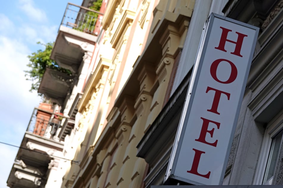 Ein Schriftzug eines Hotels in der Nähe des Hamburger Hauptbahnhofs. Touristen können in der Hansestadt nun wieder übernachten.