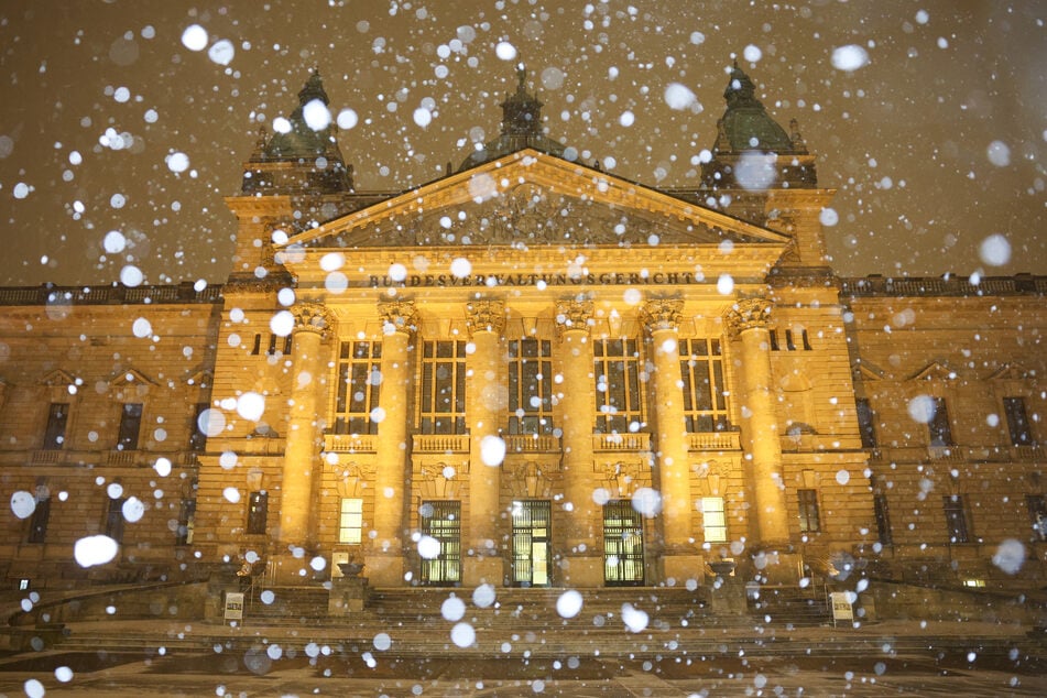 Der Freitag begann fast überall in Sachsen mit Schneefällen, wie hier vor dem Bundesverwaltungsgericht in Leipzig.