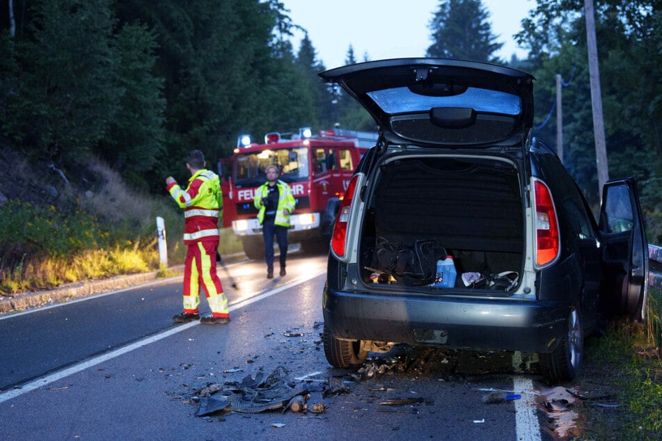 Autos stoßen in Rechtskurve frontal zusammen: Vier Verletzte nach Unfall