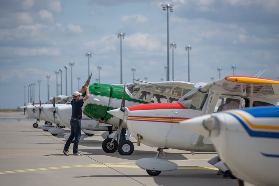 Pilot Michael Graewe bereitet seine Cessna C 195A aus den 1950er Jahrten auf den Start vor.