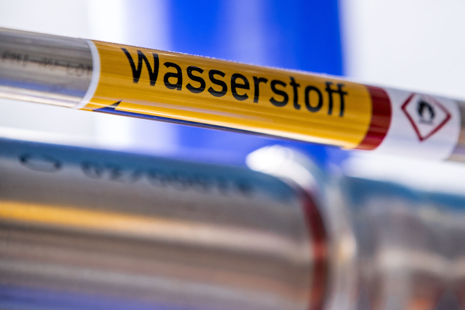 Eine mit der Aufschrift "Wasserstoff" gekennzeichnete Rohrleitung in einer Brennstoffzelle eines Wasserstoff-Kraftwerks. (Symbolbild)