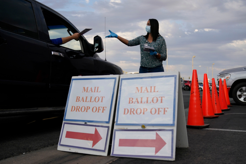 , Las Vegas: Ein Wahlhelfer des Bezirks nimmt einen Wahlschein in einem Drive-Thru-Wahllokal für Briefwahl im Clark County Election Department entgegen.