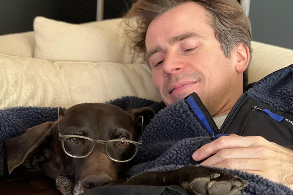 Der TV-Arzt entspannt am liebsten mit seinem Hund.