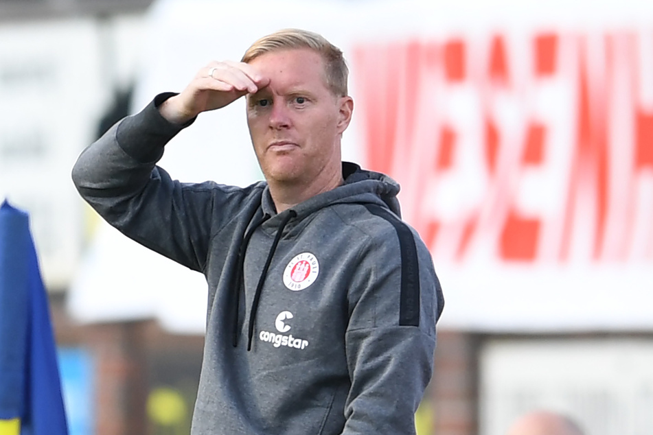 FC St. Pauli-Trainer Timo Schultz an der Seitenlinie. (Symbolbild)