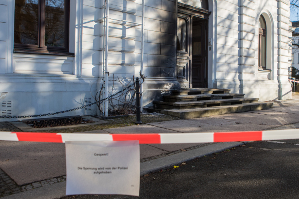 Die Polizei hat den Eingang des Rathauses abgesperrt.