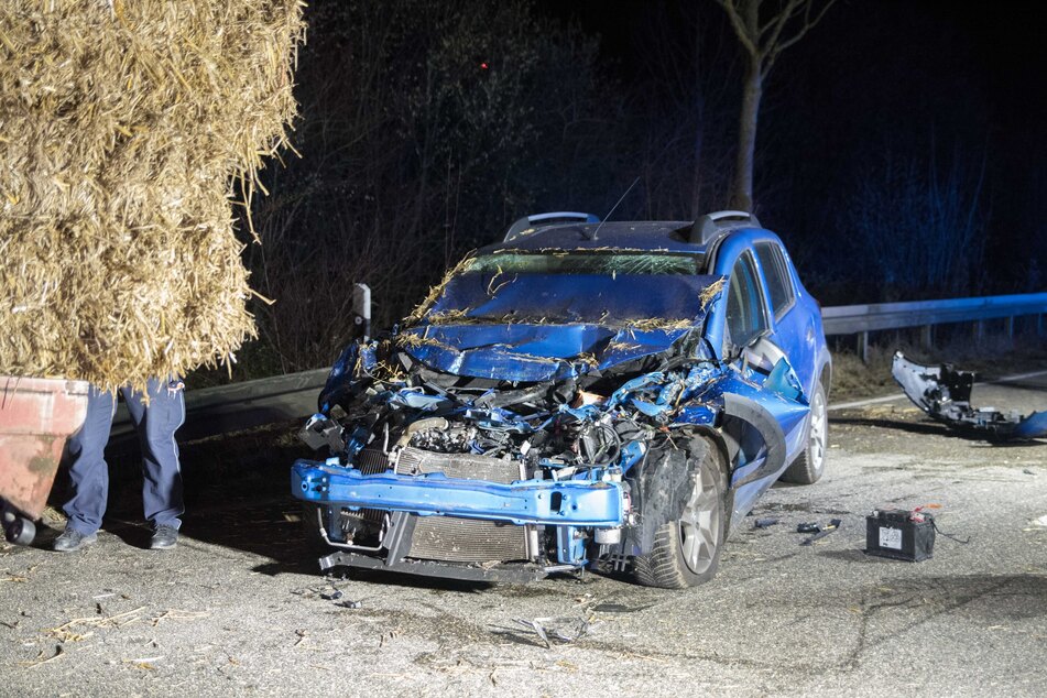 Der Dacia wurde bei dem Unfall massiv beschädigt.