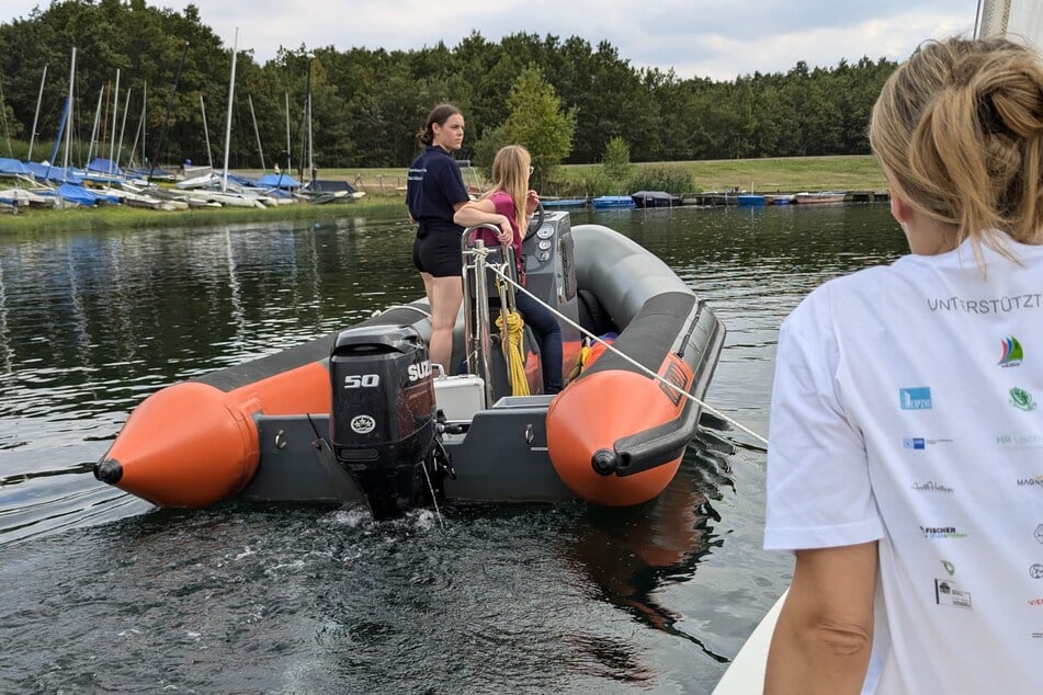 Die Segelboote wurden für die Regatta aus dem Hafen auf den Cospudener See gezogen.